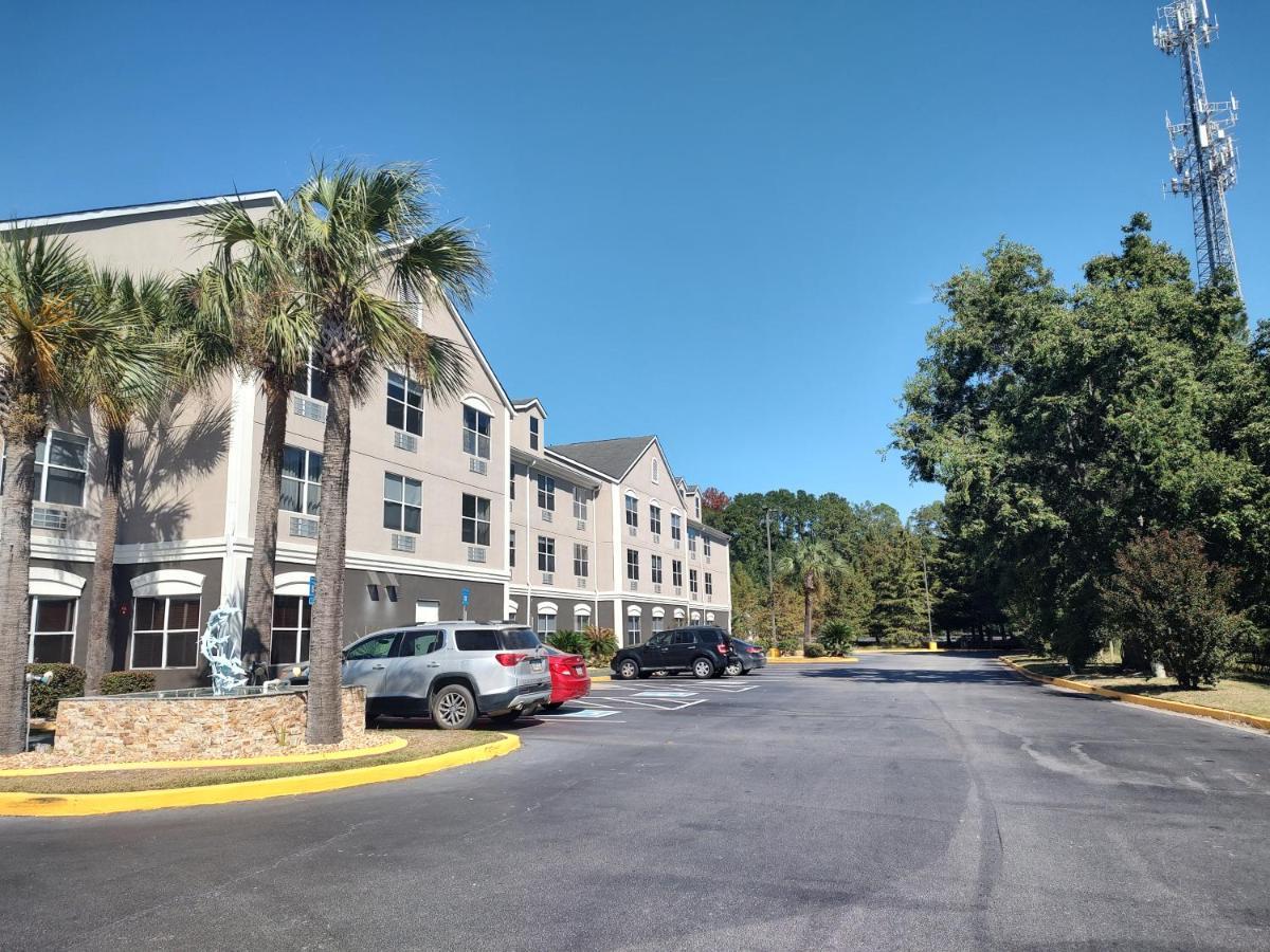 Country & By Radisson, Hinesville, Ga Hotel