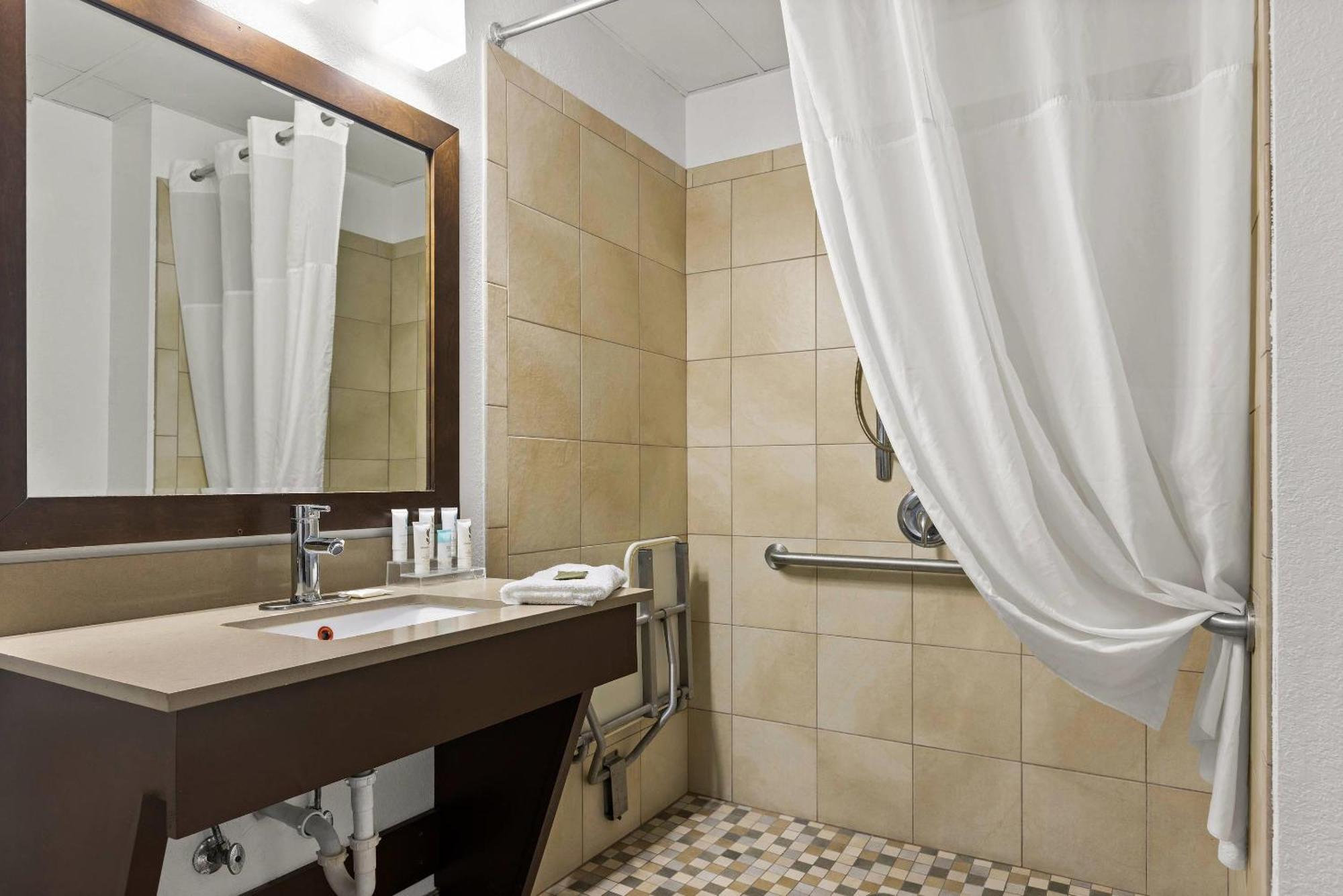 Country & By Radisson, Hinesville, Ga Hinesville
